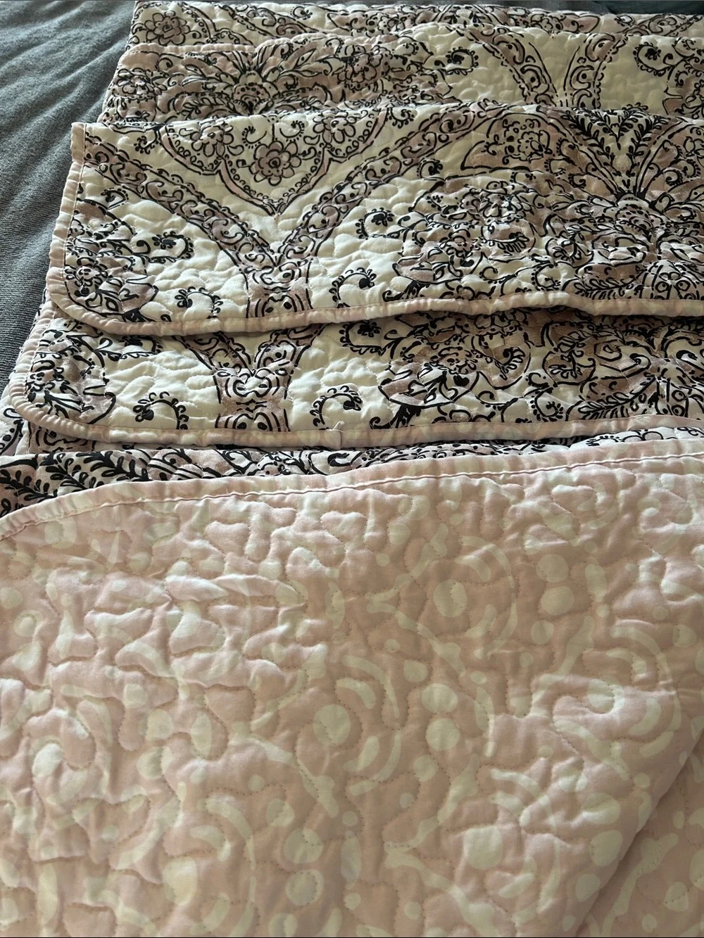 Elegant Damask Quilted Comforter in Pink? White and Black